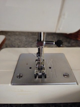 Máquina de coser Toyota con pedal
