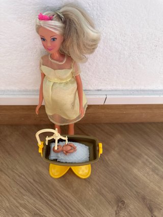 Muñeca Barbie embarazada con cuna