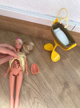 Muñeca Barbie embarazada con cuna