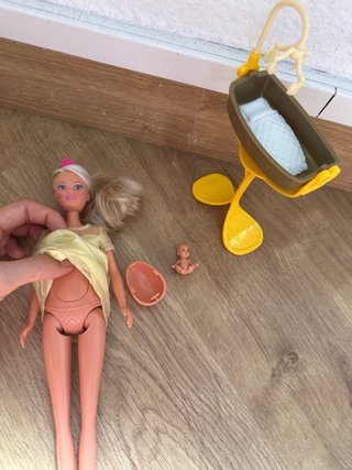 Muñeca Barbie embarazada con cuna