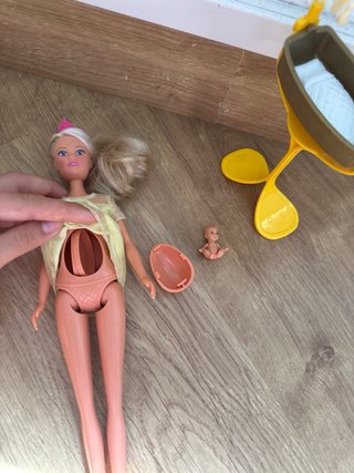 Muñeca Barbie embarazada con cuna
