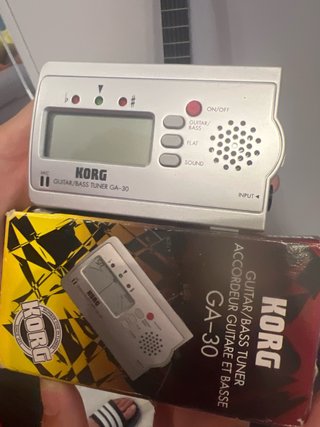 Guitarra española con funda, cejilla y afinador