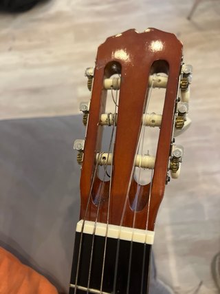 Guitarra española con funda, cejilla y afinador
