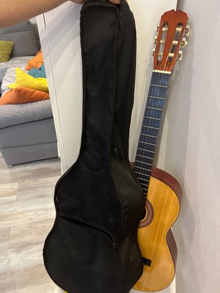 Guitarra española con funda, cejilla y afinador