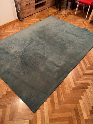 Alfombra de diseño elegante en tono azul