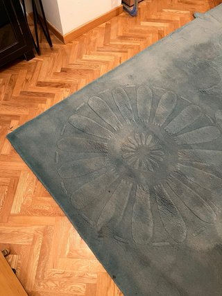 Alfombra de diseño elegante en tono azul