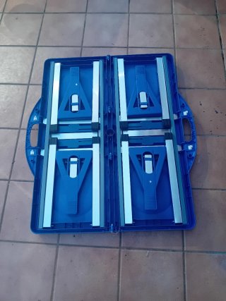 Mesa plegable azul de plástico