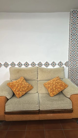 Sofá de 2 plazas beige y naranja