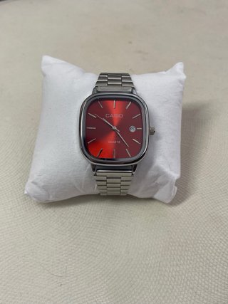 Reloj Casio Vintage Plateado y Rojo
