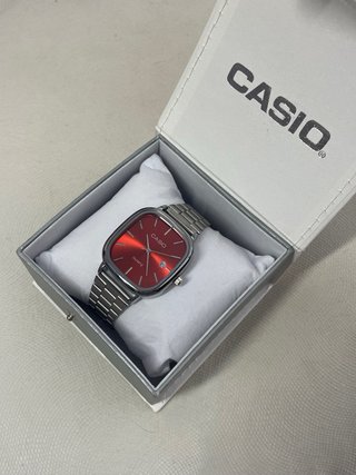 Reloj Casio Vintage Plateado y Rojo