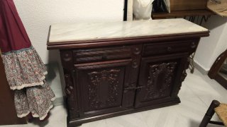 Aparador de madera con tapa de mármol