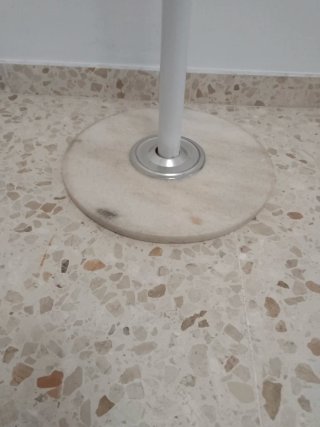 Perchero de pie blanco y mármol