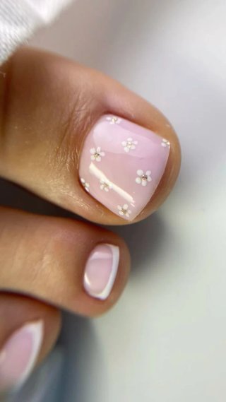 Uñas semipermanente, pedicura y pestañas