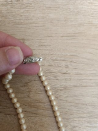 Collar de perlas plateado