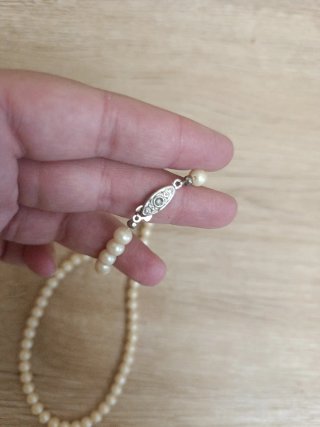 Collar de perlas plateado