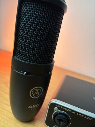 Micrófono AKG P120 + Interfaz Behringer UMC22