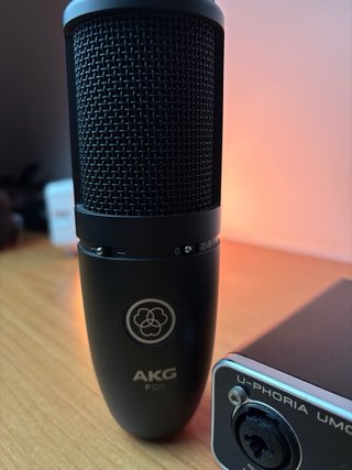 Micrófono AKG P120 + Interfaz Behringer UMC22
