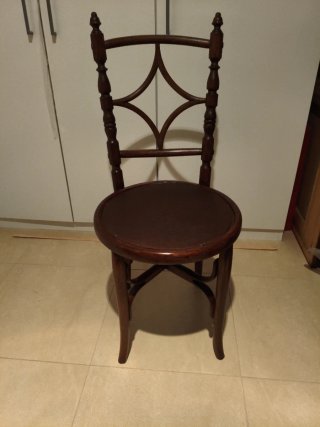 Silla antigua de madera