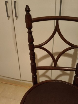 Silla antigua de madera
