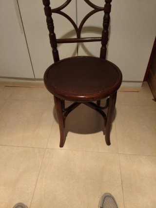 Silla antigua de madera