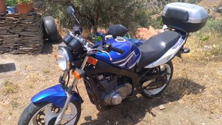 Suzuki GS 500 Azul y Blanca
