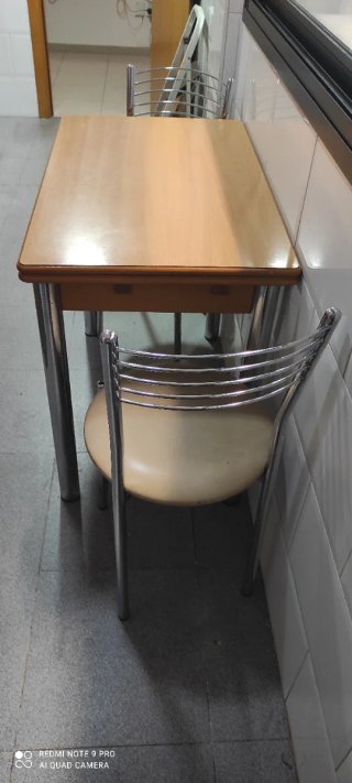 Mesa de cocina con 2 sillas
