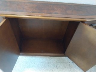 Mueble de madera marrón