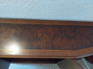 Mueble de madera marrón