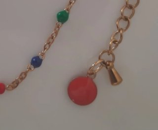 Collar de pececitos de colores.