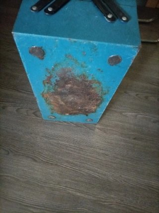 Caja de herramientas metálica verde