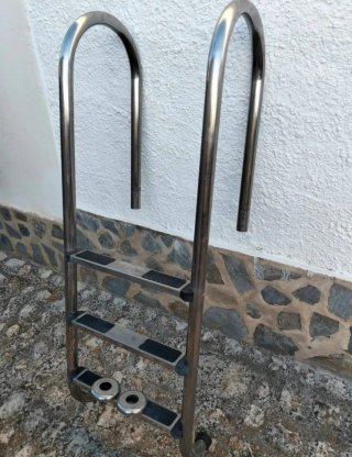 Escalera Piscina Metal y Plástico