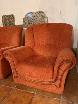 Sillones orejeros tapizados color naranja teja
