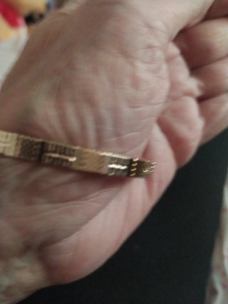 Pulsera dorada con diseño geométrico