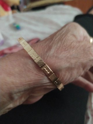Pulsera dorada con diseño geométrico