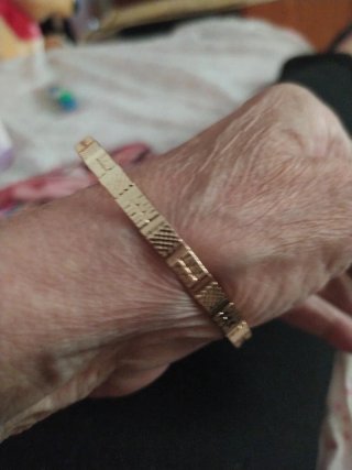 Pulsera dorada con diseño geométrico