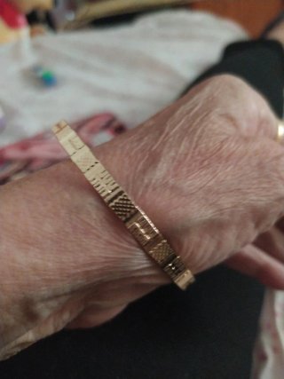 Pulsera dorada con diseño geométrico