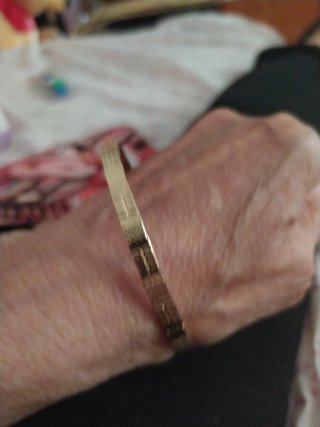 Pulsera dorada con diseño geométrico