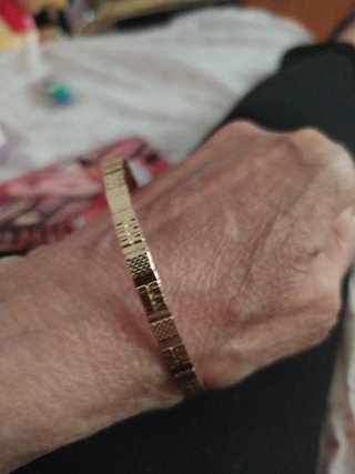 Pulsera dorada con diseño geométrico