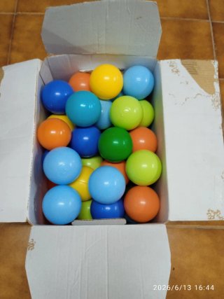 Caja de bolas de colores para juegos