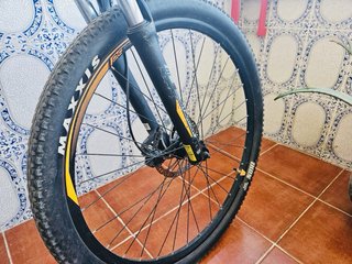 Bicicleta Giant Gris y Naranja. Talla M