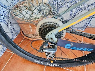Bicicleta Giant Gris y Naranja. Talla M
