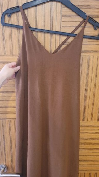 Vestido marrón tirantes escote V
