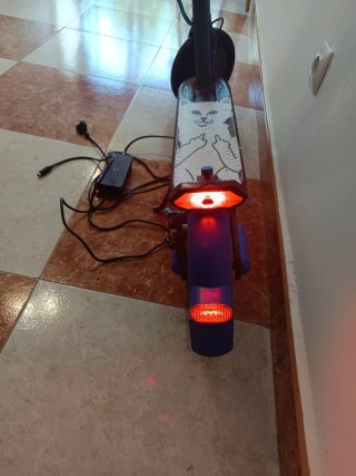 Patinete eléctrico con cargador