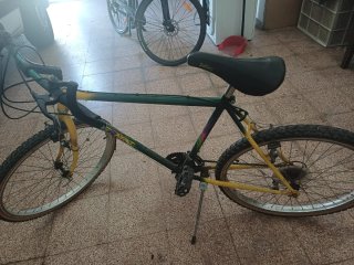 Bicicleta EMT verde y amarilla