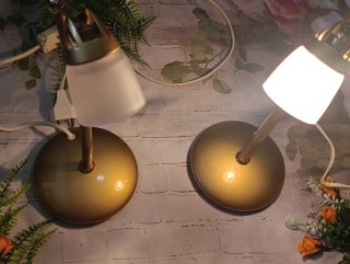 Lámparas de techo y mesita de noche doradas