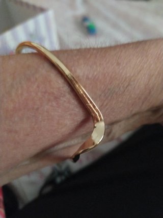 Pulsera dorada diseño curvo