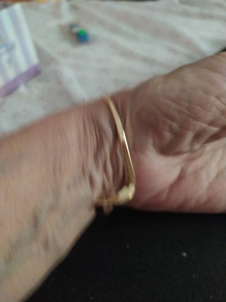 Pulsera dorada diseño curvo