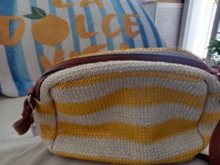 Dos bolsos: uno vaquero y otro amarillo
