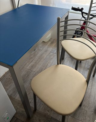 Mesa cocina y 2 sillas
