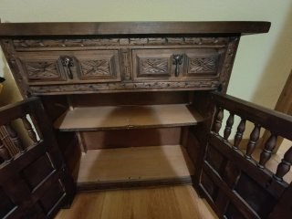 Mueble de entrada de madera tallada